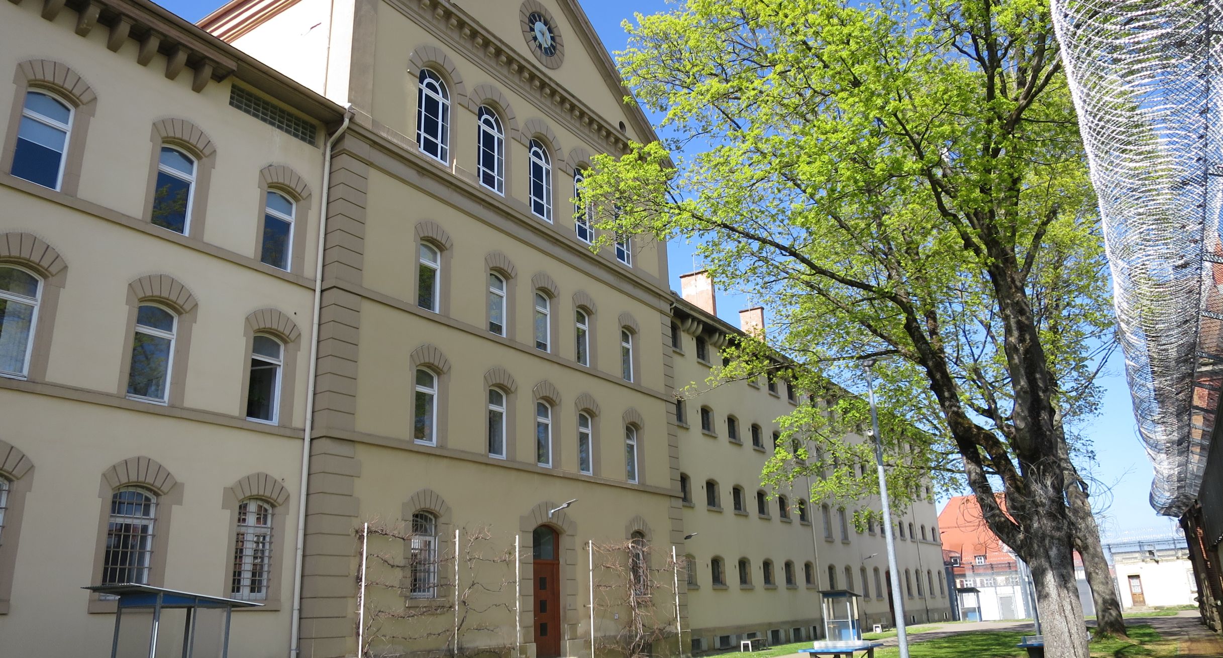 Blick auf die Fassade der JVA Rottenburg
