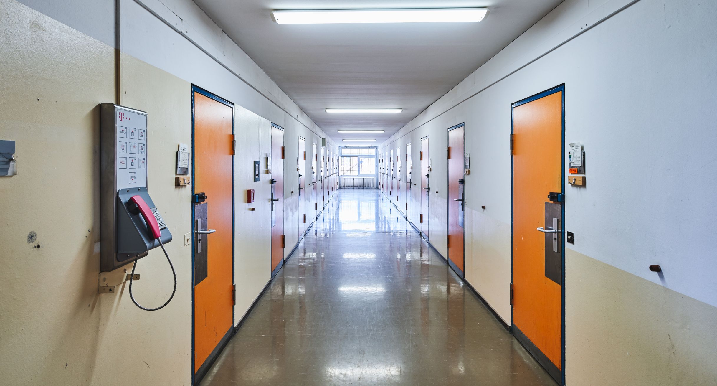 Gang mit Haftraumtüren innerhalb einer Justizvollzugsanstalt