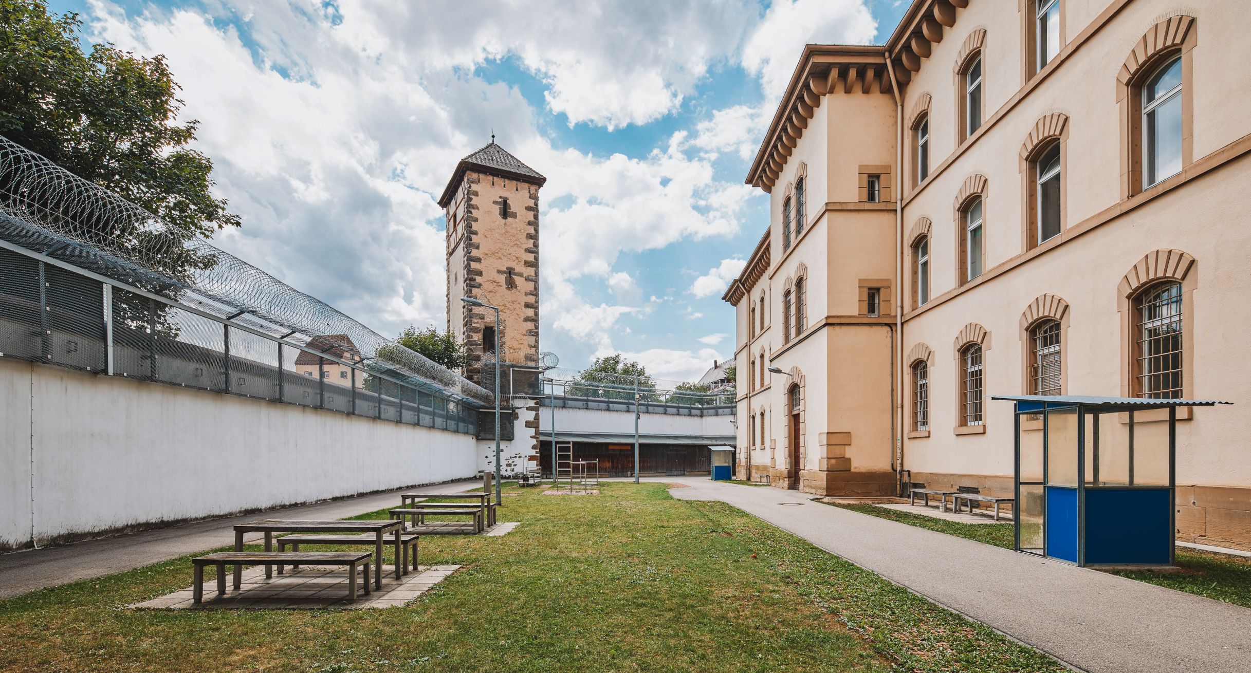 Blick auf die Mauer der JVA Rottenburg